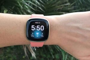 Read more about the article Fitbit Versa 4: Your Personal Trainer on Your Wrist – Get Fit Now