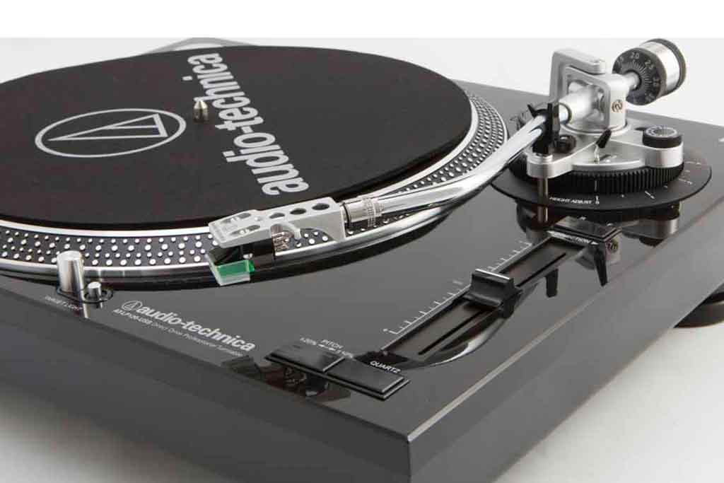 Read more about the article Experience Vinyl Bliss: Audio-Technica AT-LP120XBT-USB-BK Turntable Review