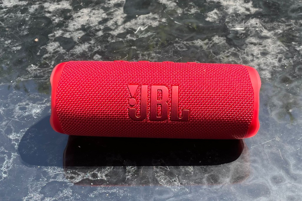 Read more about the article JBL Flip 6 Review: The Portable Bluetooth Speaker That Delivers Impressive Sound Performance and Durability